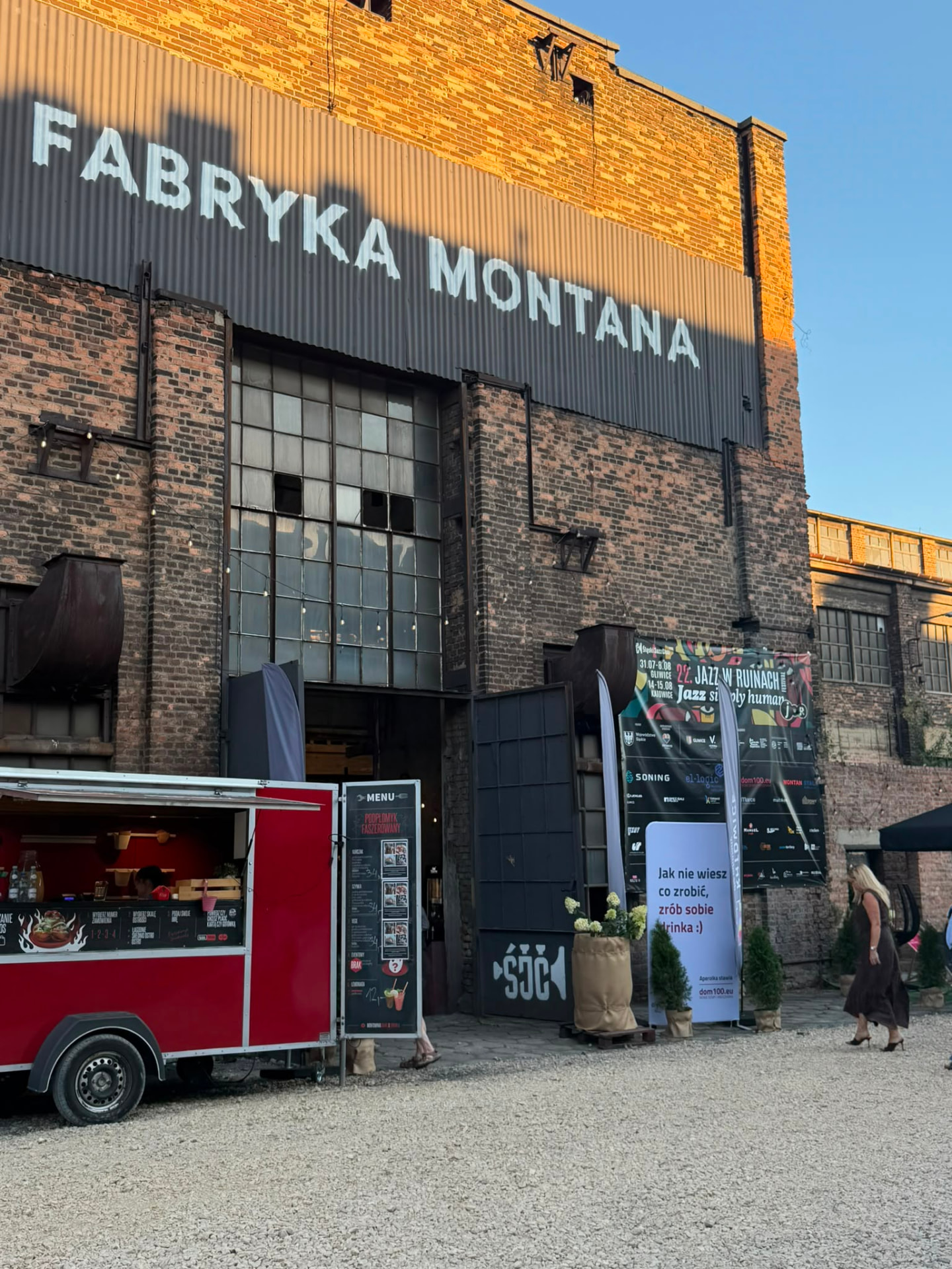 Wejście do Fabryki Montana z banerem festiwalu Jazz w Ruinach