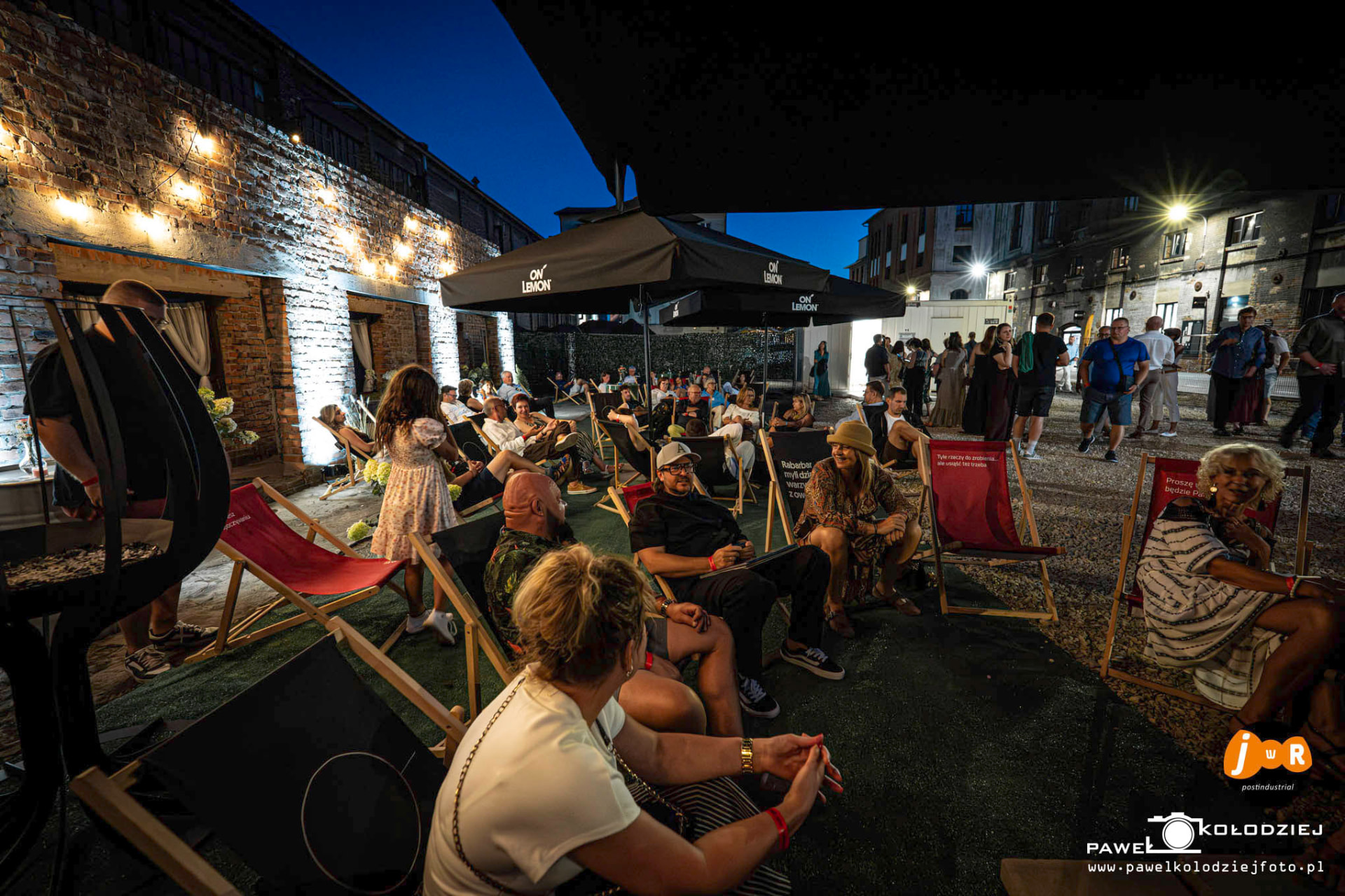 Strefa leżaków na dziedzińcu Fabryki Montana wieczorem
