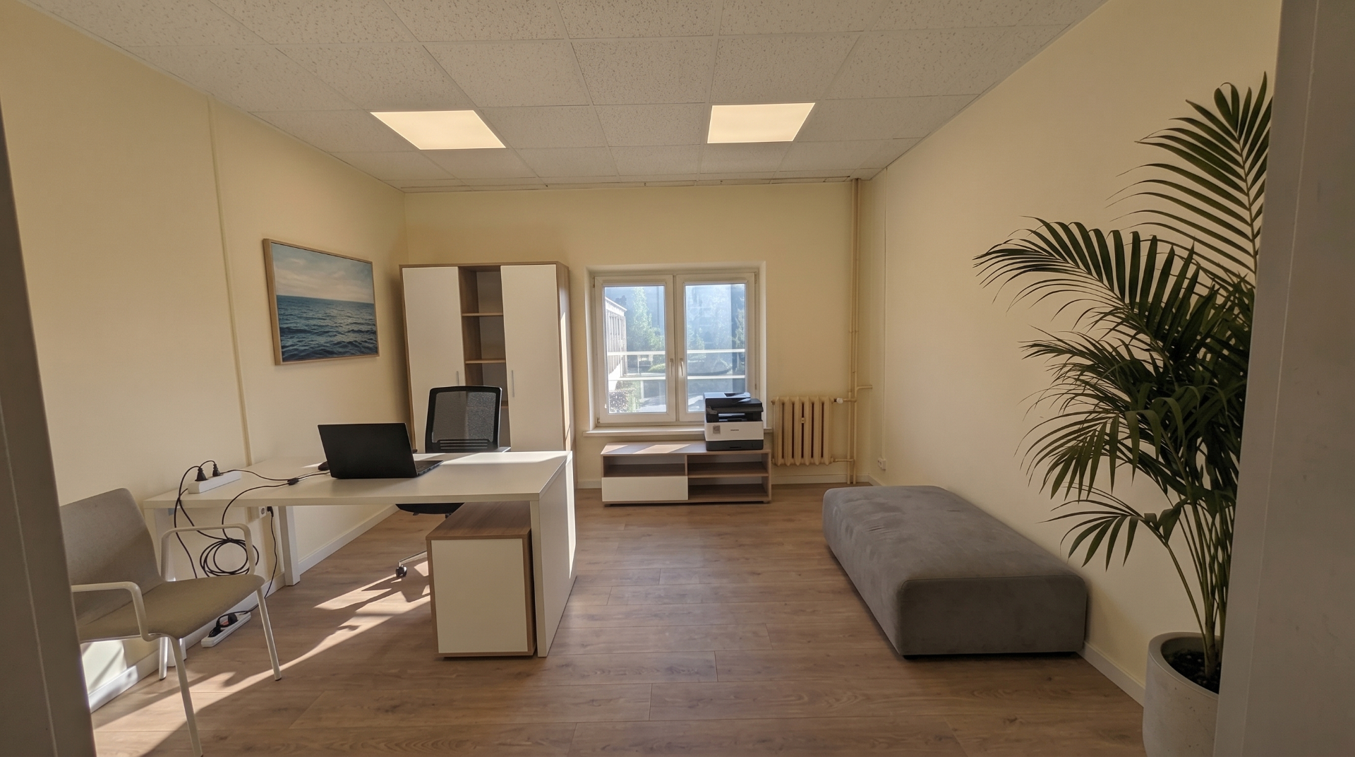 Małe biuro 15 m² do wynajęcia w Katowicach — Fabryka Montana, ul. Porcelanowa 25. Jasne, umeblowane zamykane biuro z biurkiem, szafą i oknem, panele podłogowe, cena od 630 zł miesięcznie z miejscem parkingowym.
