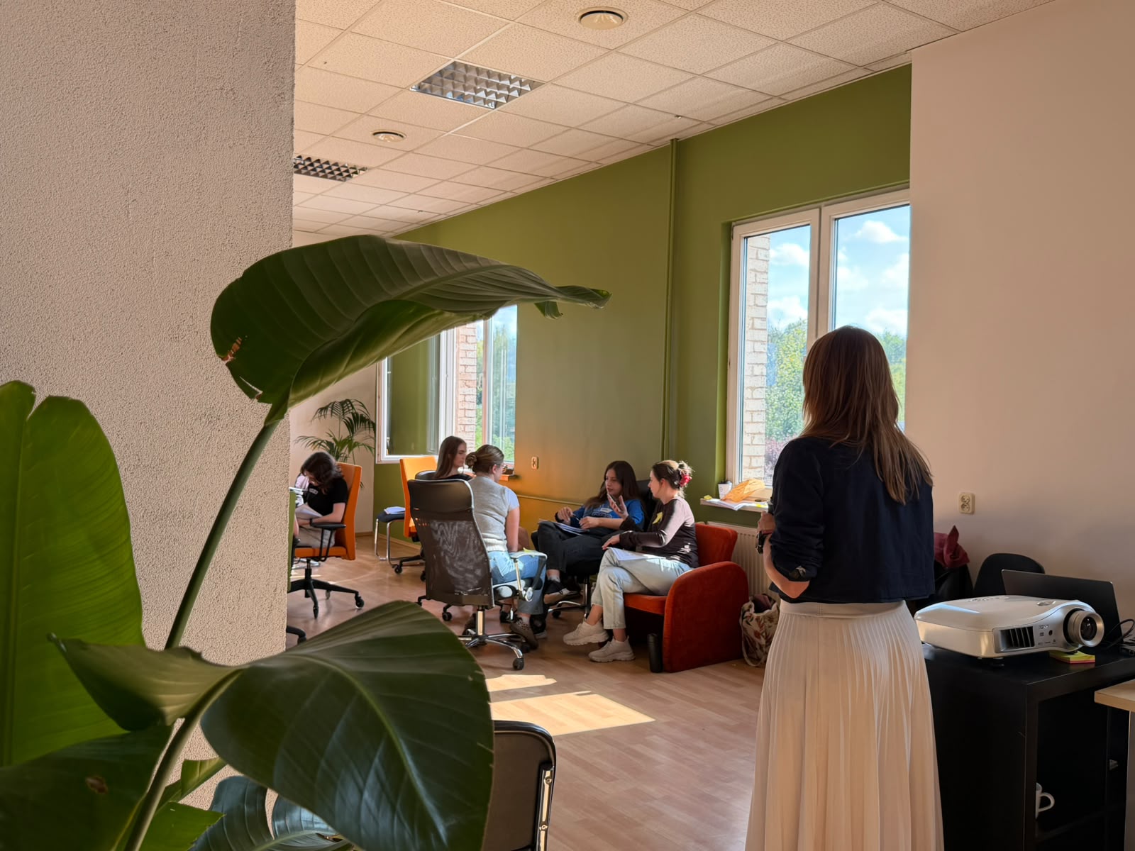 Spotkanie w coworkingu w Fabryce Montana w Katowicach — swobodna strefa rozmów przy dużych oknach.