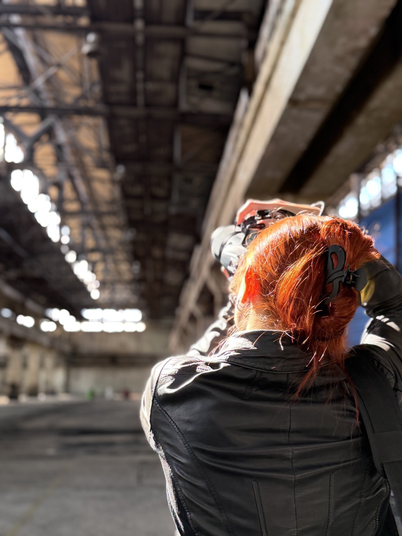Fotograf dokumentujący industrialne wnętrze Fabryki Montana podczas zwiedzania