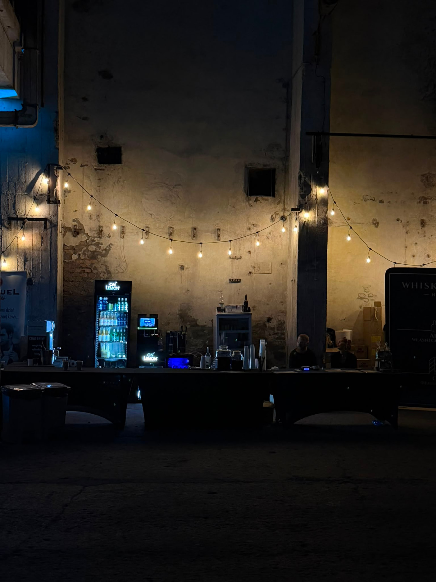 Bar festiwalowy w surowej hali Fabryki Montana