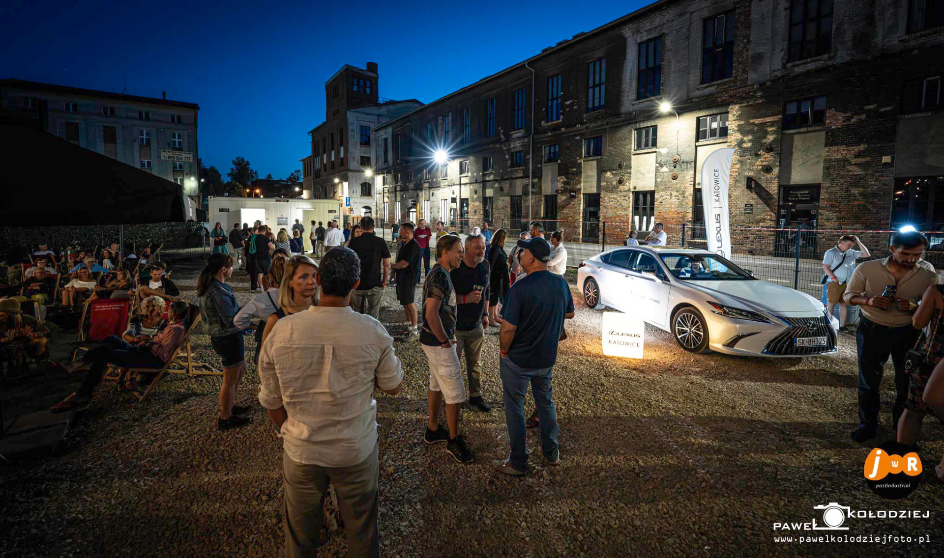 Dziedziniec Fabryki Montana podczas festiwalu o zmierzchu