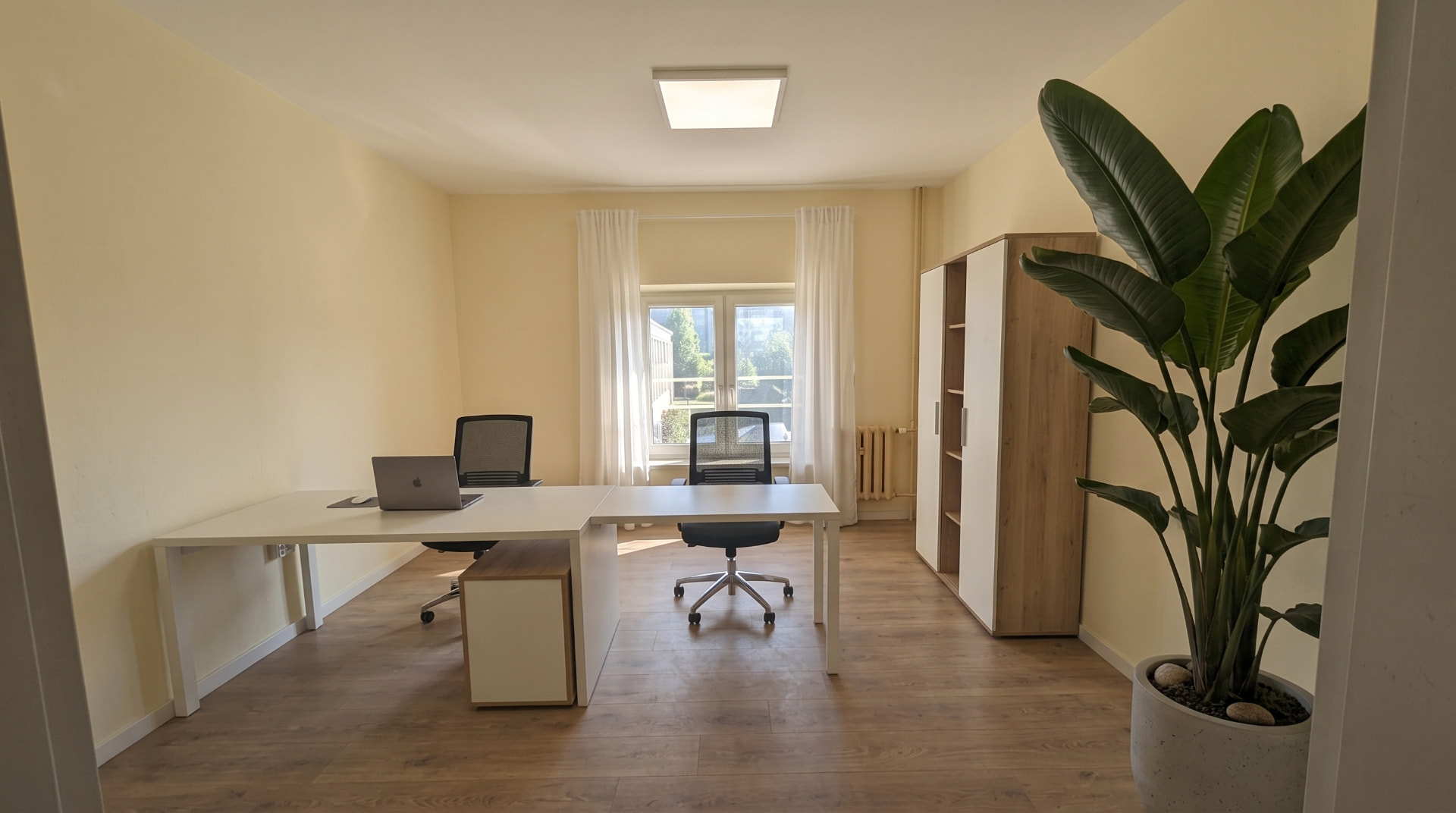 Małe biuro 15 m² do wynajęcia w Katowicach — Fabryka Montana, ul. Porcelanowa 25. Umeblowane zamykane biuro dla 1–2 osób z dwoma stanowiskami pracy, ergonomicznymi fotelami, szafą i dużym oknem, cena od 630 zł miesięcznie z miejscem parkingowym.