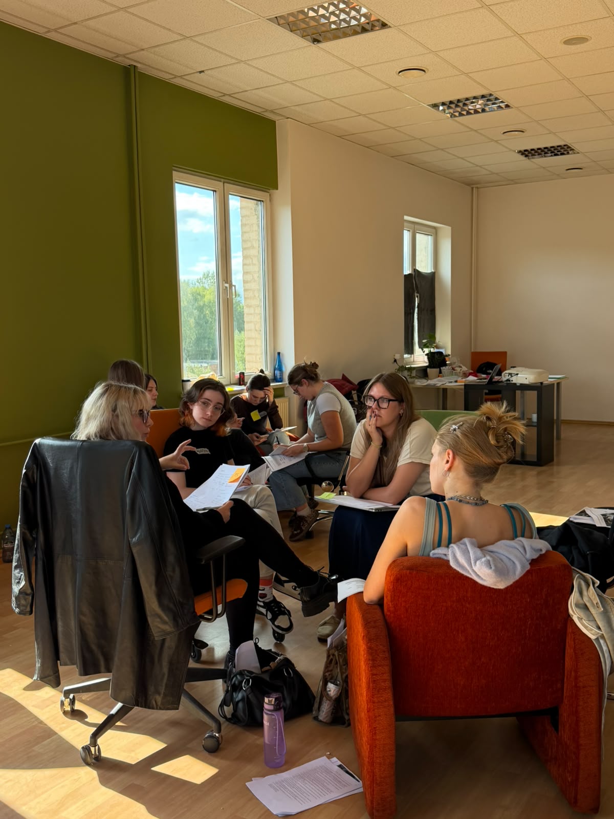 Warsztaty w przestrzeni coworkingowej Fabryki Montana — grupa młodych ludzi pracująca razem w Katowicach.