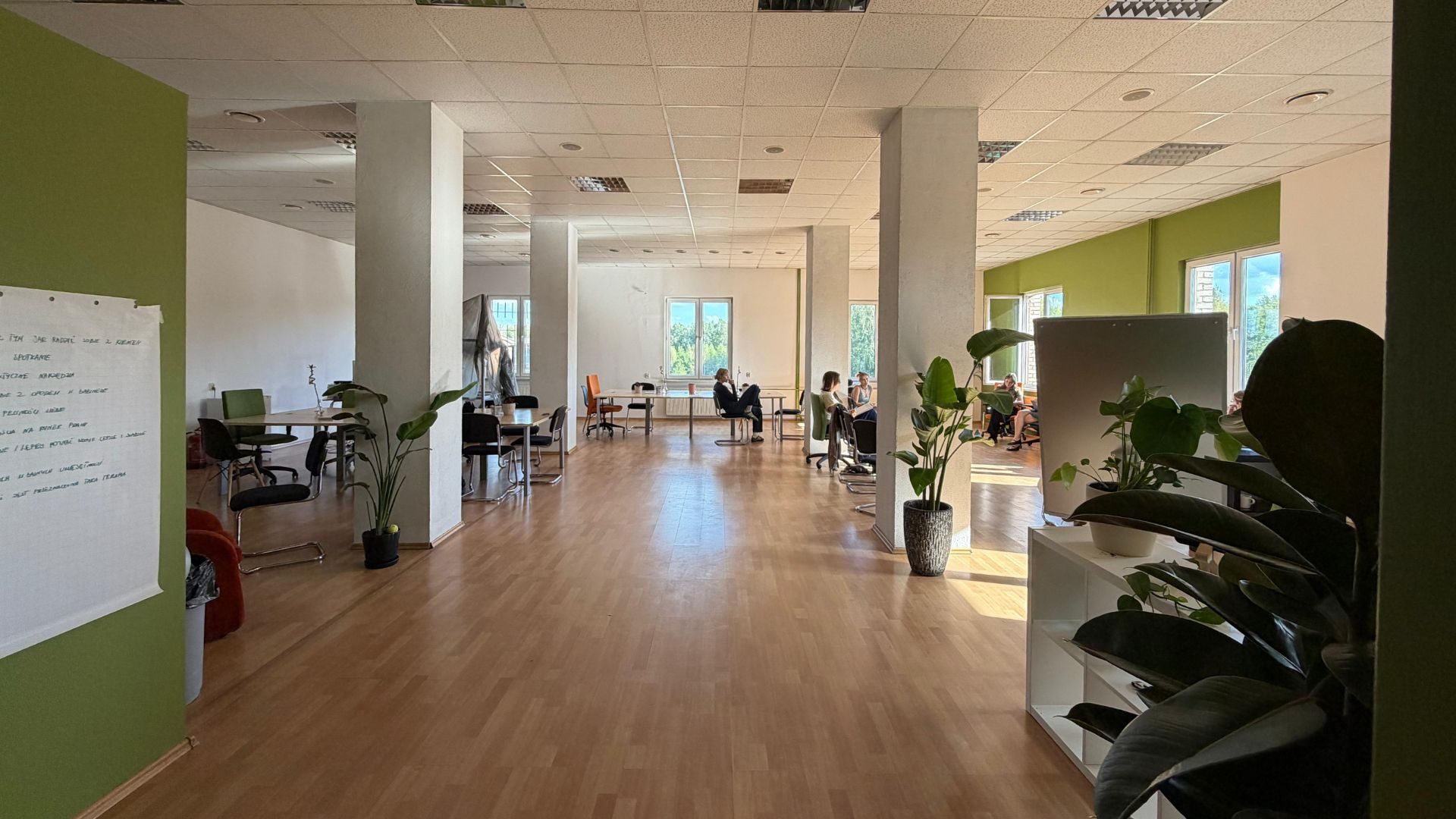 Sala na warsztaty i szkolenia 190 m² do wynajęcia w Katowicach — Fabryka Montana, ul. Porcelanowa 25. Jasne wnętrze z dużymi oknami, miejscem na warsztaty, szkolenia i spotkania oraz aneksem kuchennym.